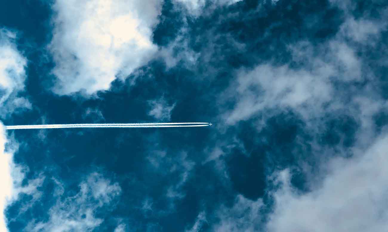 plane-trail-turquoise-1300px plane-trail-turquoise-1300px