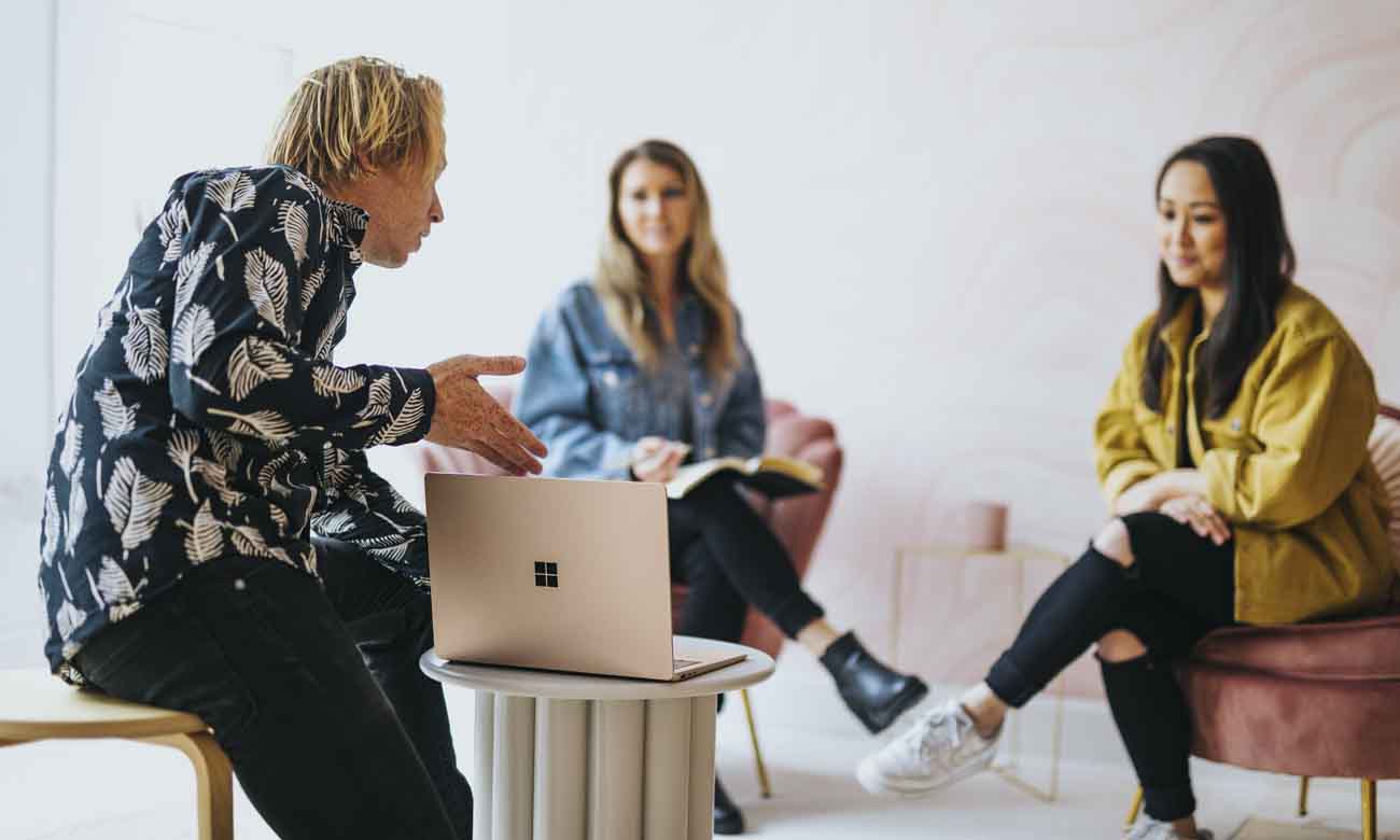 meeting-1300px meeting-1300px