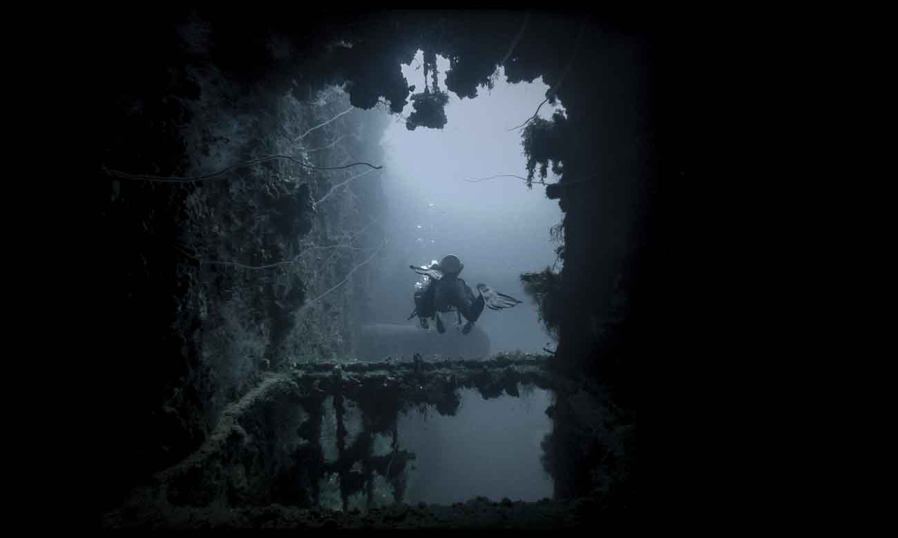 diver-wreck-lake-1300px diver-wreck-lake-1300px