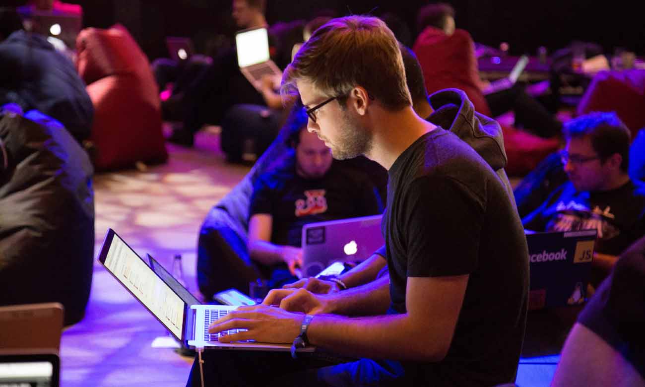 man-computer-1300px man-computer-1300px