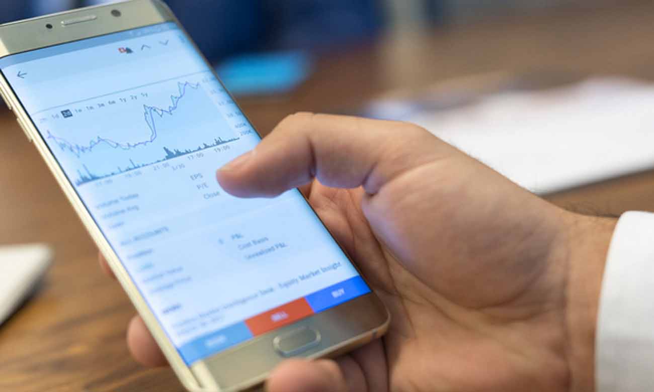smartphone-data-hand-1300px smartphone-data-hand-1300px