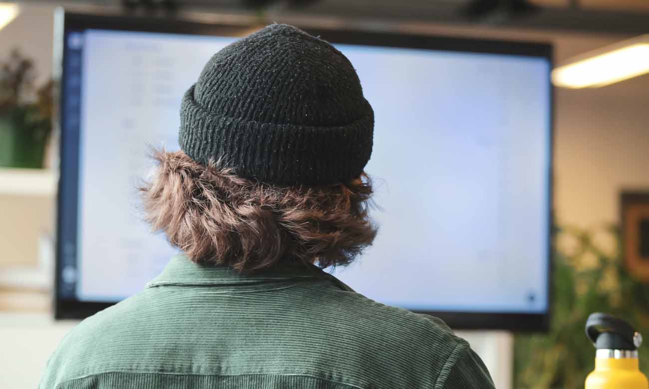 man-screen-back-1300px man-screen-back-1300px